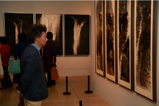 �δӶ��������������»���������Ʒչ�ھ���Ļ