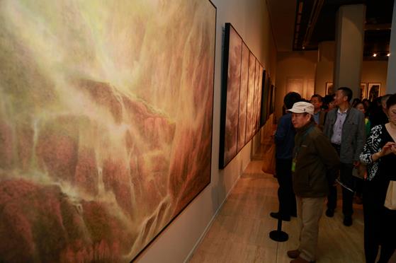 �δӶ��������������»���������Ʒչ�ھ���Ļ