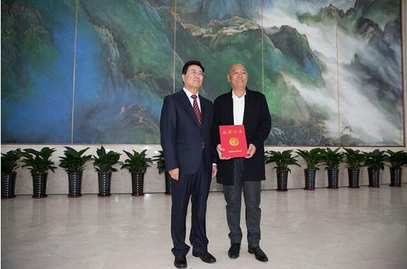 万鼎:用“中国脊梁”扛起“中国梦”