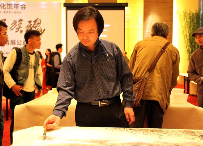 刘坤在笔会现场创作中