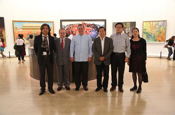 厄瓜多尔外交部长观看第六届北京双年展