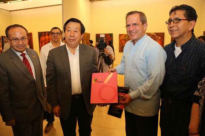 厄瓜多尔外交部长观看第六届北京双年展