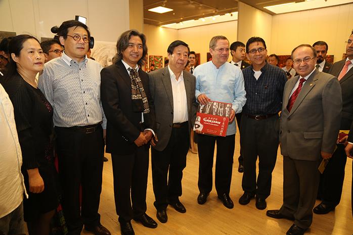 厄瓜多尔外交部长观看第六届北京双年展