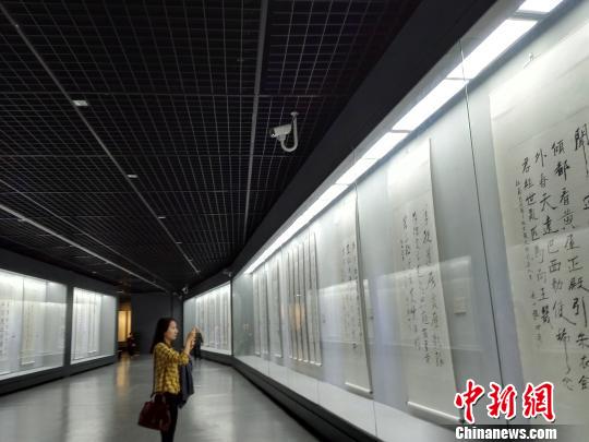 赵冷月百件书法作品在浙江嘉兴展出