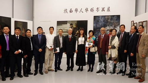 (西班牙《欧华报)朱健参赞代表吕凡大使向徐松华及陈渔光的家属赠送