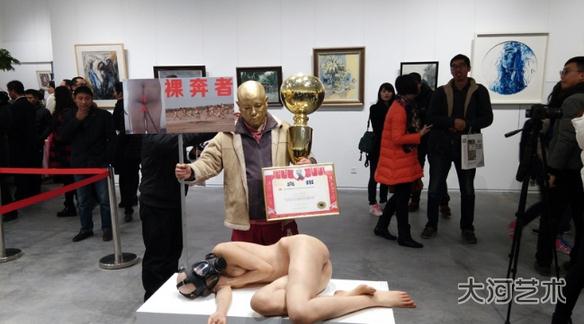 《石佛•石佛》当代艺术展郑州开展 行为艺术引围观