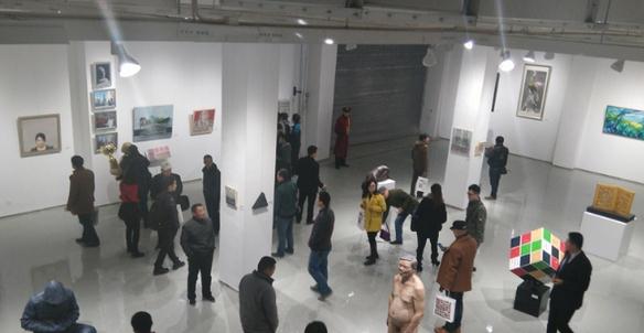 《石佛•石佛》当代艺术展郑州开展 行为艺术引围观
