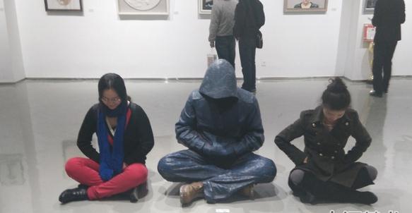 《石佛•石佛》当代艺术展郑州开展 行为艺术引围观