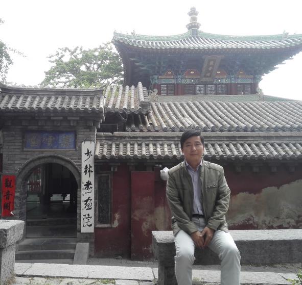 画家刘东方先生在少林寺留影
