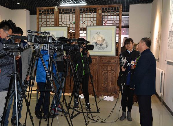 ���߼��ֱʻ���Ʒչ�ھ���Ļ