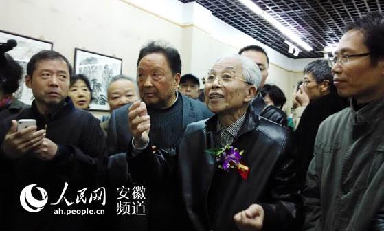 “问道黄山”故乡情:方绍武书画展亮相合肥