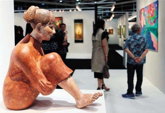 观众在香港佳士得2015年春拍预展上参观。(资料图片)