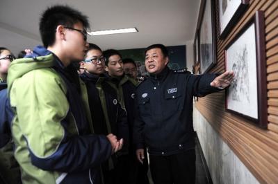 ��־������ͬѧ�ǽ���������Ʒ