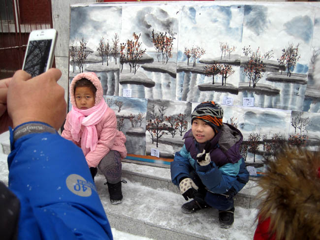 ѧԱ�ڻ�չ��Ʒǰ