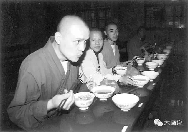 吃饭时不能出声响,这是佛门的规矩。