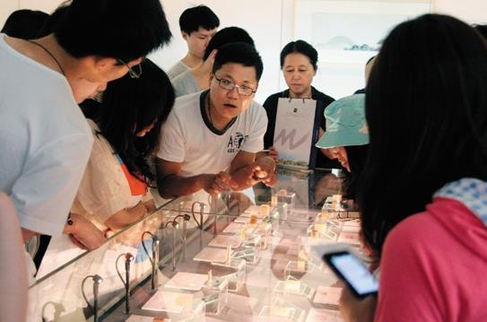 ������ʯӡ���̡������ʯ�Ľ�ʯ�ļ���չ���ڼ䣬������Ժ��������֯�˶��ֶ����Ĺ����������ͼΪ������Ժ������չ�����༭Ϊ����ι۽���չƷ��