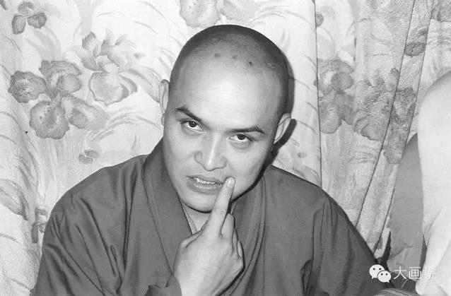 刚烧完头顶不久,戒疤还未长好,鲜红鲜红的,一会儿结疤、一会儿发炎,反反复复。