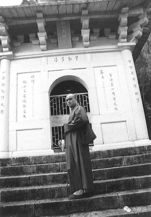 史国良在弘一大师的塔前