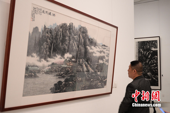 �ϸ��й���չ�ڱ�����Ļ