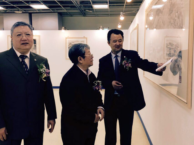 于志学先生陪同嘉宾参观展览