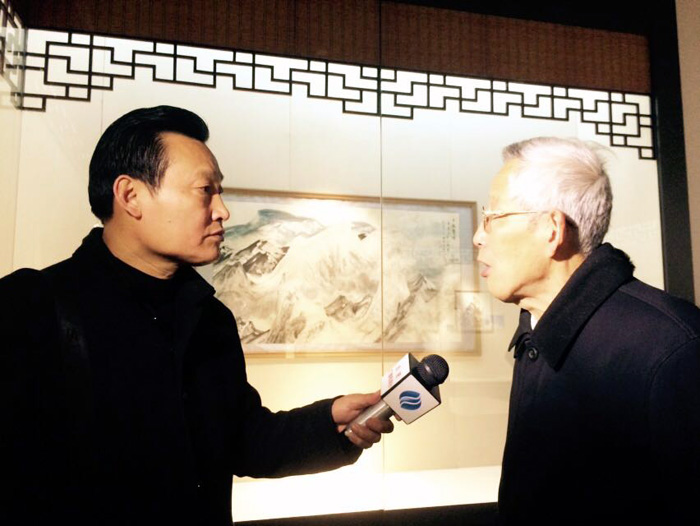 媒体采访参观展览的现场观众