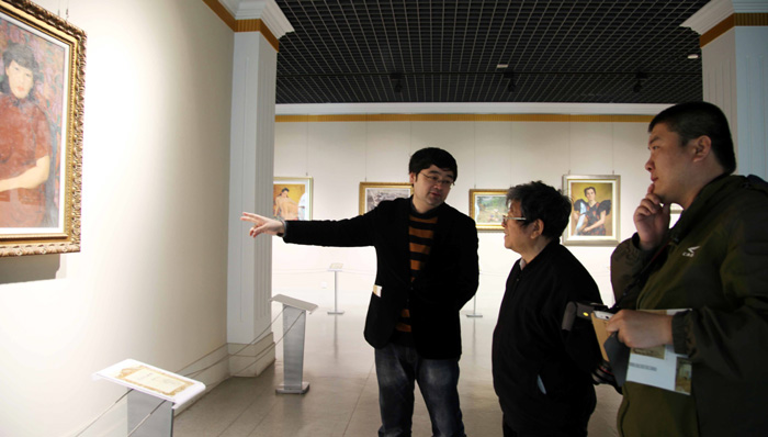 于志学先生参观潘玉良美术陈列展