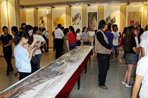 ������ʡ��һ����ʷ���黭��չ���໭Ժ��Ļ