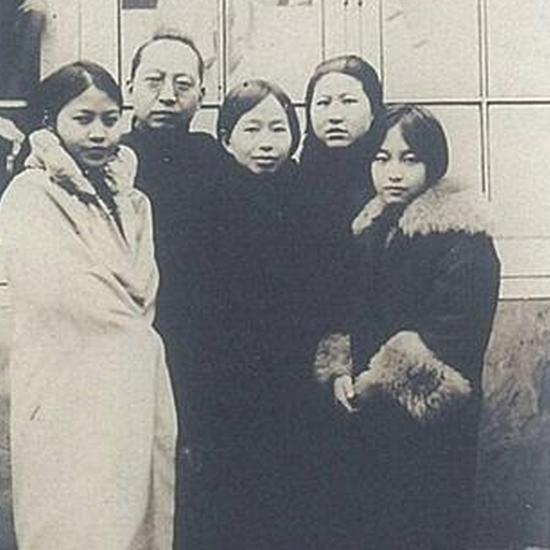 唐蕴玉(左一)与柳亚子家人在日本