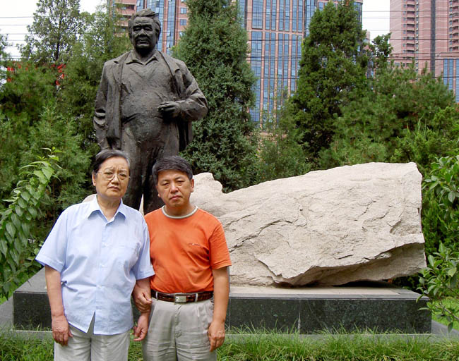 2004年8月我与师母在恩师黄胄雕塑前合影