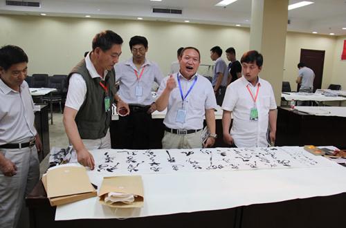 秦野鲁人笔笔深情颂美丽水乡