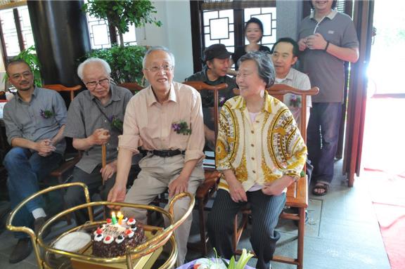 “心象•蓝色瑰宝—俞启慧版画艺术生涯60周年纪念展”在杭开幕