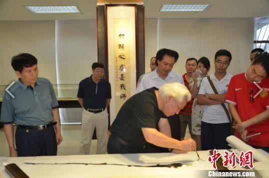 �㶫���ݾٰ�ȫ���黭������Ʒչ