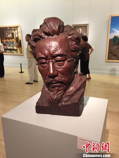 �й�����ͬ����Ա������Ʒչ�ھ���Ļ