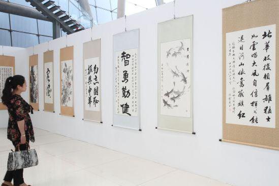 200��λ�������������黭�ڽ����Ͼ�չ��