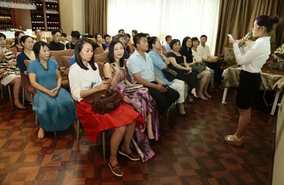 Ѱ�Ρ����÷�Ů������·�滭��Ʒչ�ڱ�������