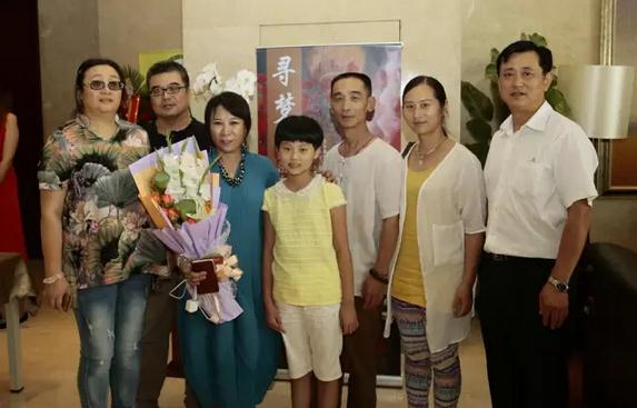 Ѱ�Ρ����÷�Ů������·�滭��Ʒչ�ڱ�������