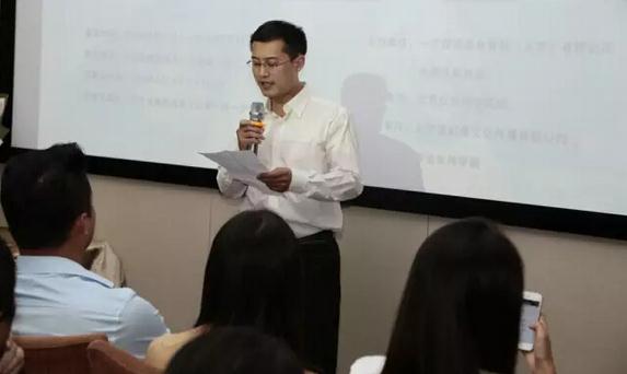 Ѱ�Ρ����÷�Ů������·�滭��Ʒչ�ڱ�������