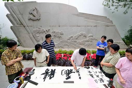 ���ݾٰ���սʤ��70����ר���黭����