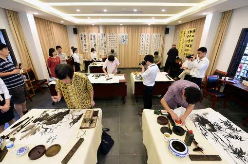 ���ݾٰ���սʤ��70����ר���黭����