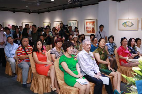 ��ʫ�󡪡���费��ʻ���Ʒչ���ڱ�����Ļ