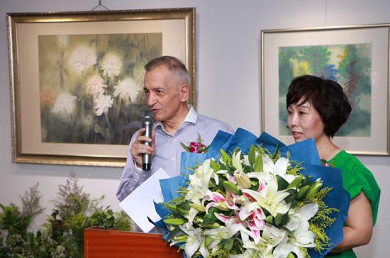 ��ʫ�󡪡���费��ʻ���Ʒչ���ڱ�����Ļ