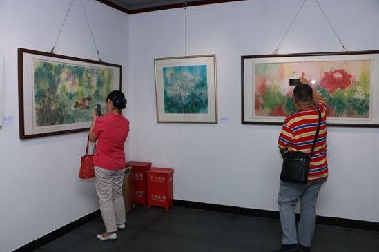 ��ʫ�󡪡���费��ʻ���Ʒչ���ڱ�����Ļ