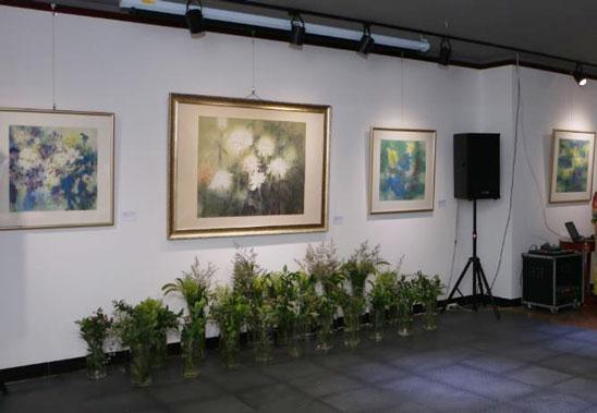 ��ʫ�󡪡���费��ʻ���Ʒչ���ڱ�����Ļ