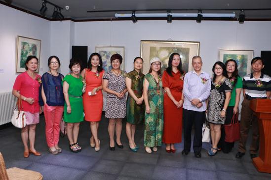 ��ʫ�󡪡���费��ʻ���Ʒչ���ڱ�����Ļ