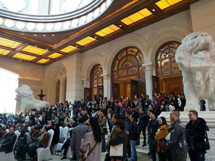 ͬ�����Ω����ڶ����й���������˫��չ�ڹ�����Ļ