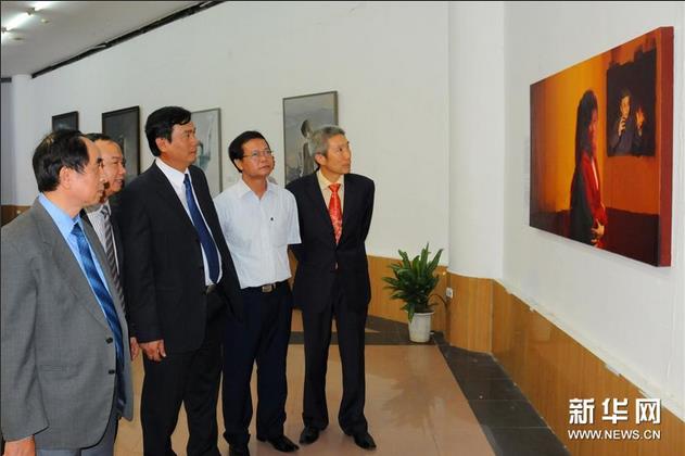 �й����껭��������Ʒչ�ں��ڿ�Ļ 