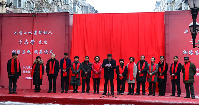 哈尔滨著名百年老街中央大街喜迎于志学塑像落成