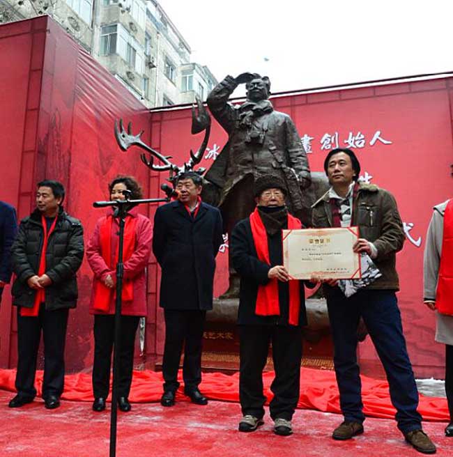 于志学向“首届于志学奖”获奖者张海东颁奖