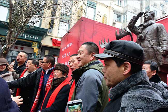 热情的哈尔滨市民纷纷和于志学合影