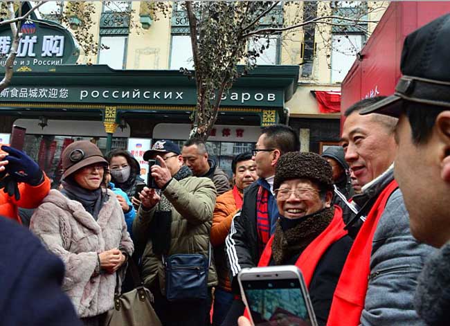 热情的哈尔滨市民纷纷和于志学合影